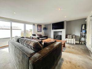 Ground floor lounge diner- click for photo gallery